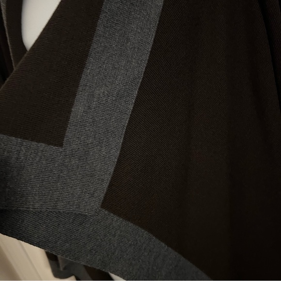 St. John Sweater - Picture 3 of 9